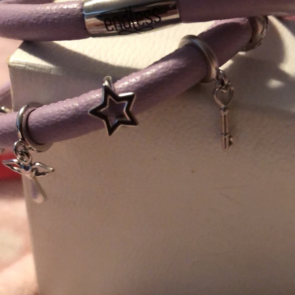Endless by JLo - A Double Wrap Leather Bracelet in Lilac & Five SS925 Charms. - Picture 8 of 11